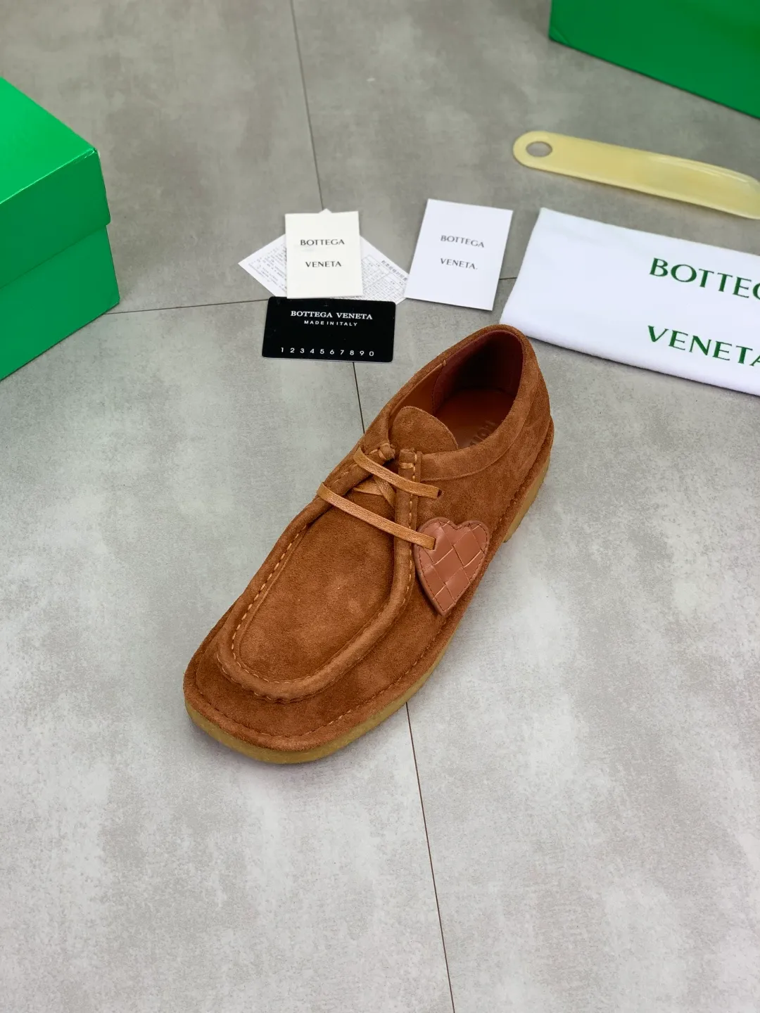 Men's men's shoes 💰P740 New model 💰 Top quality (beef tendon outsole series) 💎💎💎 BOTTEGA VENETA official website synchronizes the latest model, top version of the market's highest version of BV business leather shoes, accept material comparison, shoe type comparison, process comparison, practical and texture, versatile, suitable for any occasion, the more you look at it, the more flavorful it becomes. Pure hand-woven craftsmanship - upper material, imported original hand-woven calfskin - high-quality water-dyed sheepskin lining - original private model customized beef tendon outsole -Size: female 35-39 (34 40 customized) male 39-44 (38 45 customized) Comes with original BV green box, complete packaging.
